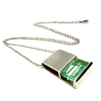Dlouhý stříbrný náhrdelník s modrozeleným spinelem