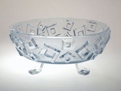 Kubistická mísa z akvamarinového skla na nožkách