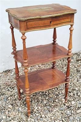 Stoleček se šperkovnicí