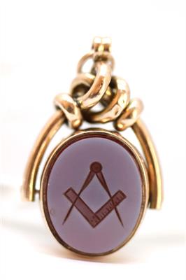 Zlatý přívěsek se zednářským symbolem