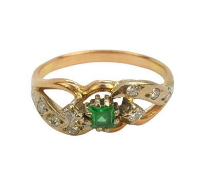 Zlatý prsten s brilianty a smaragdem