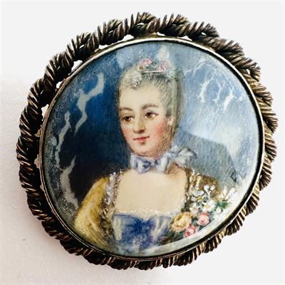 Brož s miniaturou šlechtičny malovaná na kosti