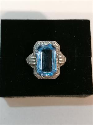 Stříbrný prsten s modrým kamenem