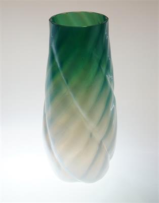 Secesní váza z irisovaného hutně tvarovaného skla