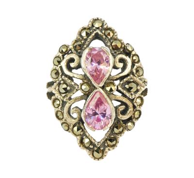 Stříbrný prsten s růžovými kameny a markazity