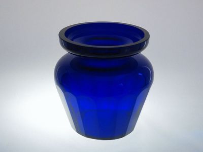 Broušená kobaltově modrá váza ve stylu Wiener Werkstätte
