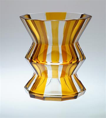 Kubistická fazetově broušená váza s ambrovou lazurou