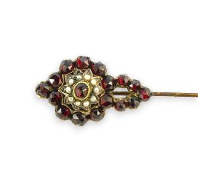 Granátová jehlice s perličkami