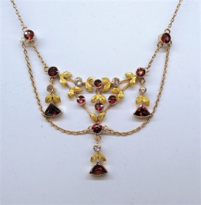 Zlatý secesní náhrdelník s almandiny a leukosafíry