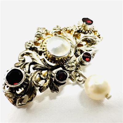 Stříbrná prořezávana brož s perletí a granáty