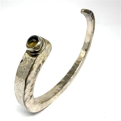 Originální stříbrný náramek s opálem