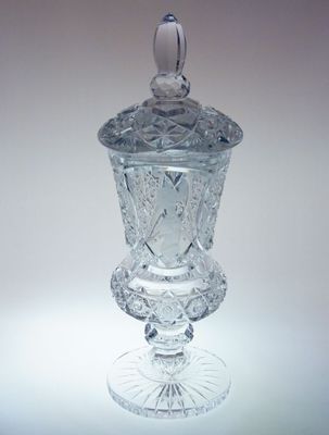 Pohár z broušeného křišťálového skla s rytinou dámy