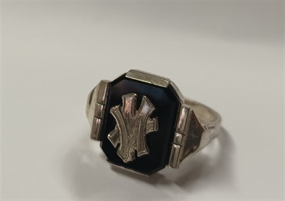 Art deco pánský prsten s monogramem M V