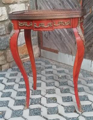 Intarzovaný stolek s mosaznými prvky