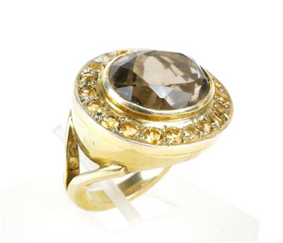 Stříbrný pozlacený prsten s kamenem hnědé barvy