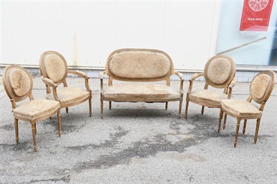 Krásná starožitná sedací souprava, před renovaci