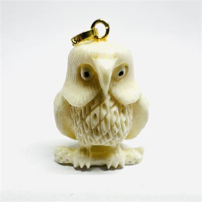 Závěs vyřezaný z kosti - papoušek