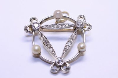 Zlatá brož s diamanty a perlami