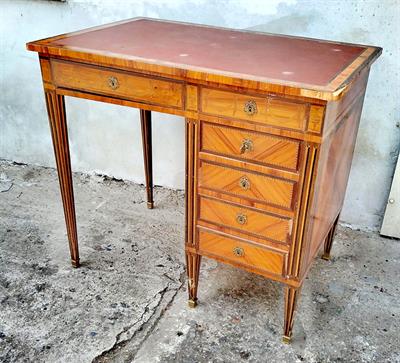 Dámský psaci stůl