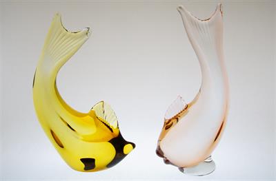 Ryby ve skoku - ambrové a rosalínové sklo, sklárna Zlatno