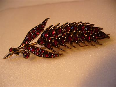 Brož s českými granáty  - Klas