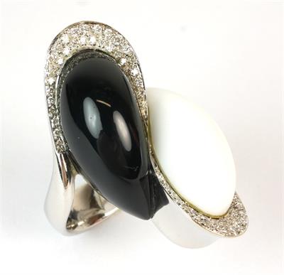 Zlatý prsten s černým a bílým kamenem, drobné briliantky