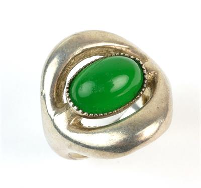 Stříbrný prsten se zeleným kamenem