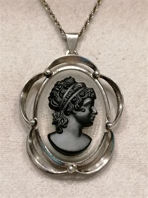 Stříbrný náhrdelník s kamejí