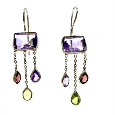 Stříbrné závěsné náušnice s ametysty, granátem a praseolite