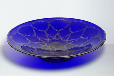 Velká kobaltově modrá mísa s jemným stříbrným dekorem
