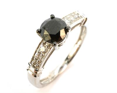 Zlatý prsten s černým diamantem a brilianty