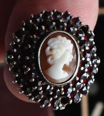 Stříbrný prsten - granáty, kamej.