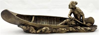 Bronzový sedící indián v kánoi