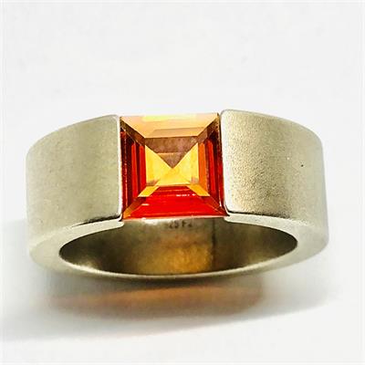 Stříbrný prsten se syntetickým safírem