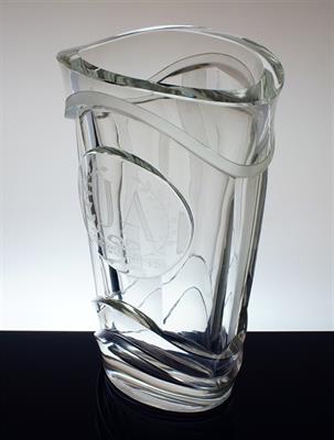 Masivní fazetově broušená váza, rytina vlastenecký motiv