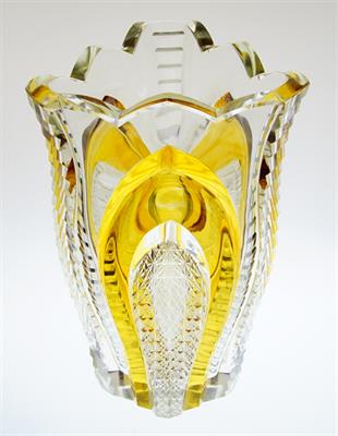 Solitérní bohatě broušená váza ve výrazném stylu ART - DECO