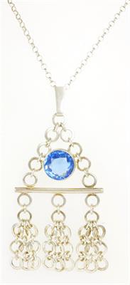 Stříbrný závěs s modrým kamenem