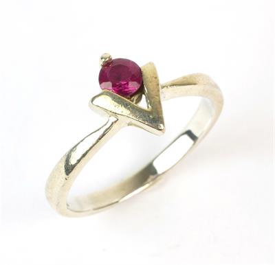 Stříbrný prsten s červeným kamínkem