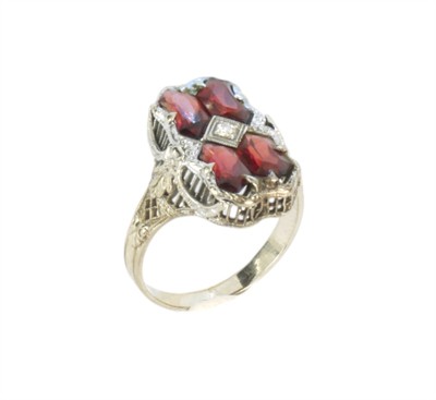 Zlatý prsten s almandiny a diamantem