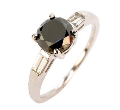 Tlatý prsten s černým diamantem