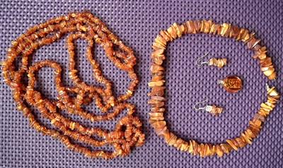 Jantar souprava náhrdelník, korále, náušnice, přívěšek.