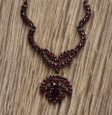 Secesní granátový koliér.