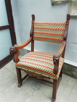 Vyřezávané křeslo