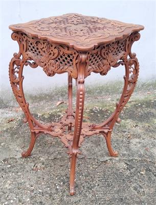 Vyřezávaný stolek