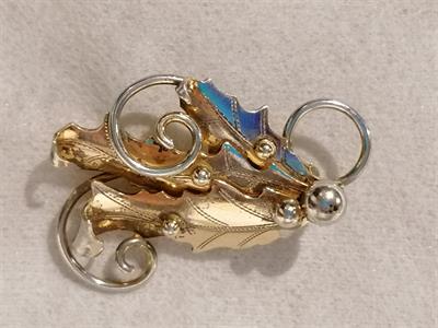 Stříbrná zlacená brož