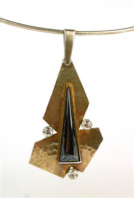 Stříbrný náhrdelník na struně