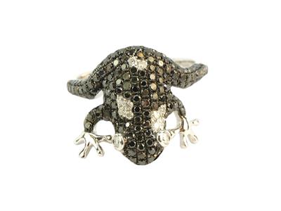 Zlatý prsten s bílými a černými diamanty ve tvaru žáby