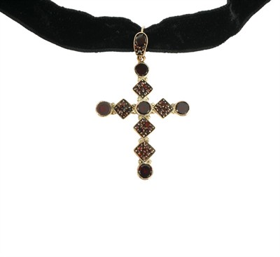 Granátový křížek na stužce