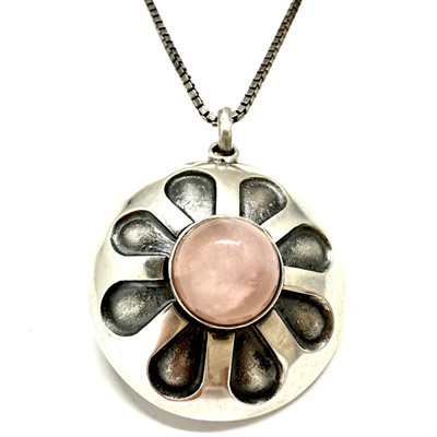 Stříbrný náhrdelník s designovým závěsem a růženínem