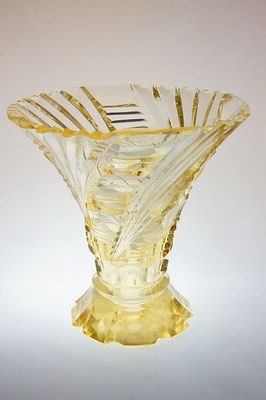 Váza ART - DECO na patce z citrínového skla, mistrovská sklářská práce